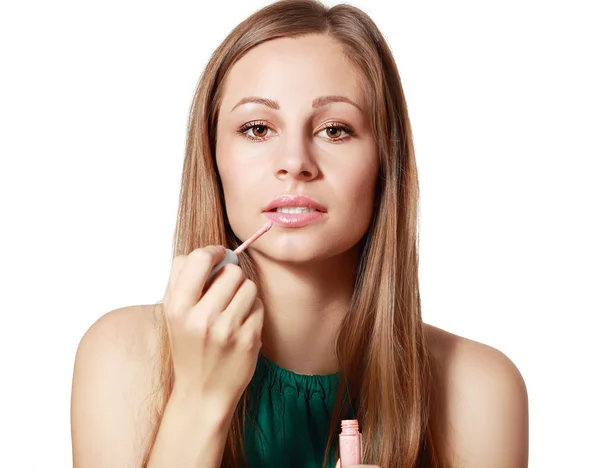 Vrouw glanzende lippenstift toepassen — Stockfoto