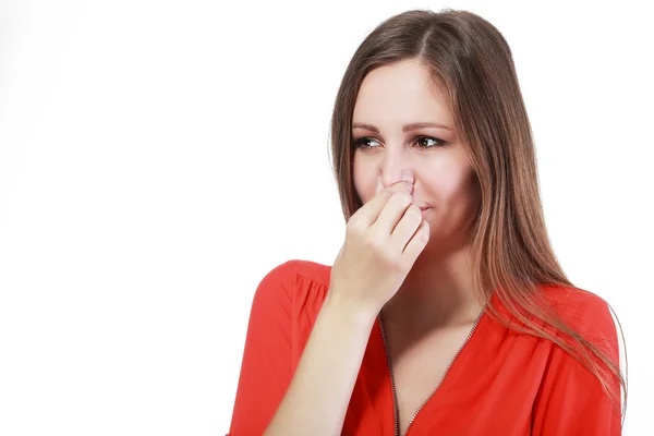 Mujer joven sosteniendo la nariz — Foto de Stock