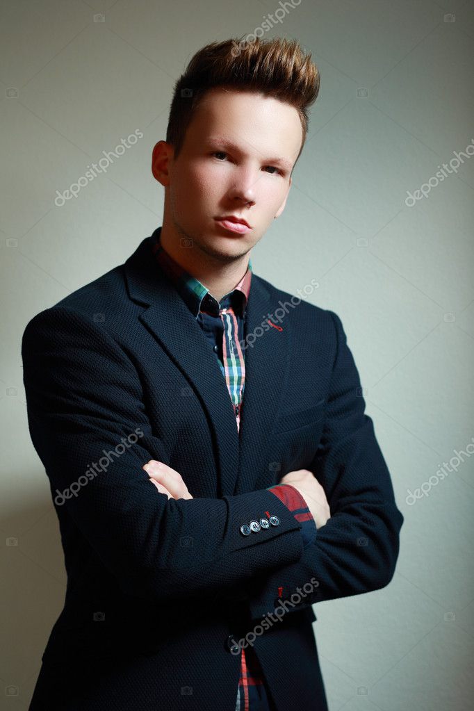Junger hübscher mann