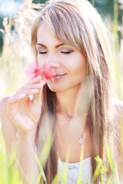 güzel kız widh kır çiçeği