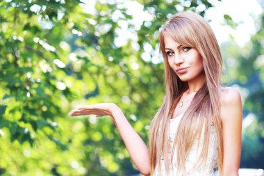 kadın avuç gösterir