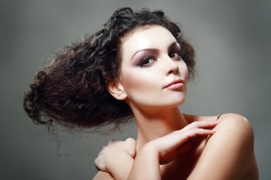 Kabarık saç modeli parlak moda