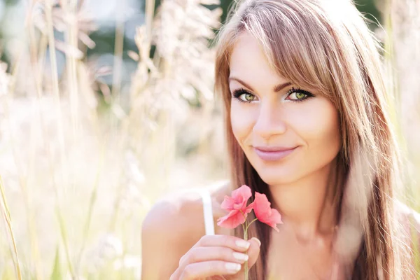 Linda menina widh wildflower — Fotografia de Stock