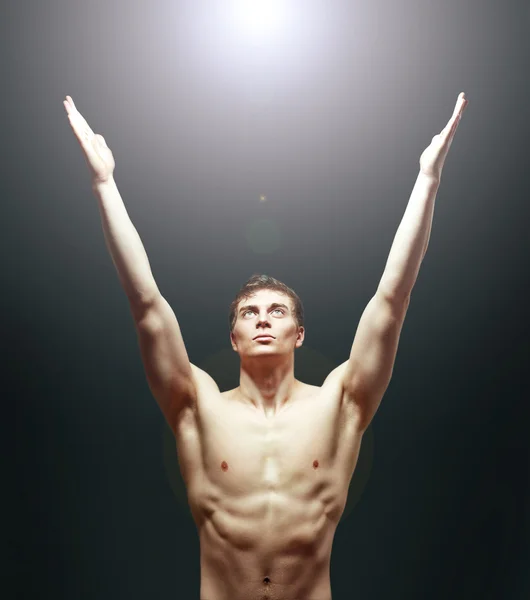 Kollarını yukarı gerilmiş olan adam — Stok fotoğraf