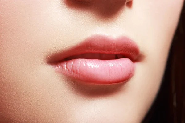 Lábios femininos naturais — Fotografia de Stock