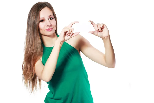 Mujer sosteniendo tarjeta en blanco — Foto de Stock