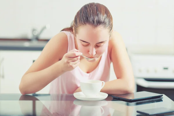 Jonge vrouw die koffie drinkt — Stockfoto