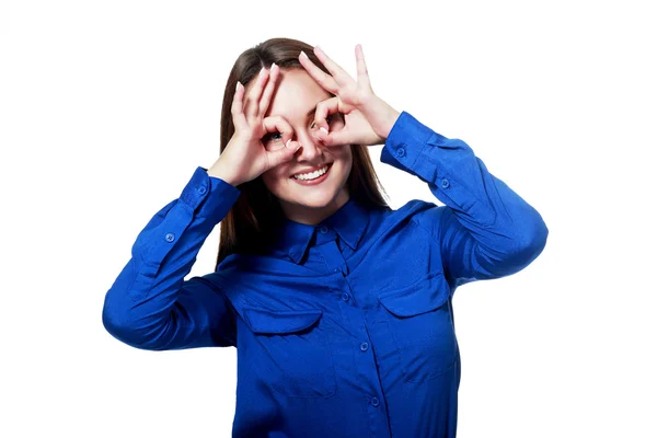 Chica con manos representa imaginar binoculares — Foto de Stock