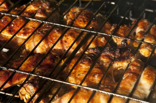 Hühnerflügel grillen — Stockfoto