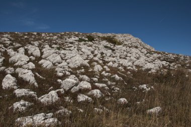 Dağ manzarası ile mavi gökyüzü güneşli bir günde