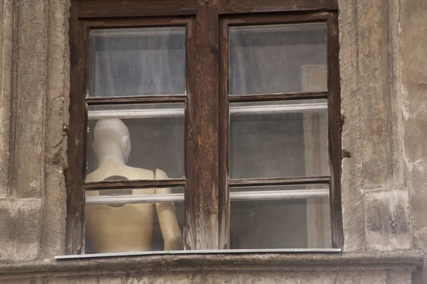 Mannequin dans une fenêtre d'un vieux bâtiment — Photo