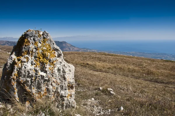 Paesaggio montano in una giornata di sole con cielo blu — Foto Stock