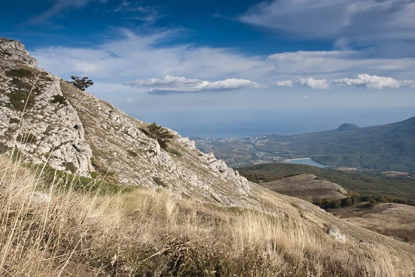 Paesaggio montano in una giornata di sole con cielo blu — Foto Stock