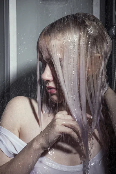 Frau badet in der Dunkelheit — Stockfoto