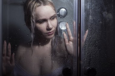 Karanlıkta banyo kadın