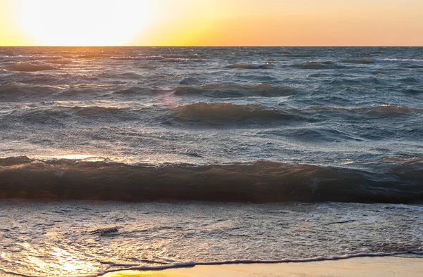 Puesta de sol dorada en un mar — Foto de Stock