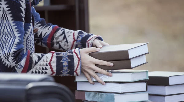 Mão com livros — Fotografia de Stock