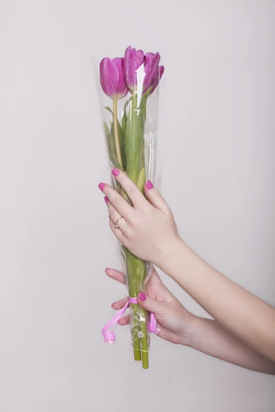 Hand med blomma — Stockfoto