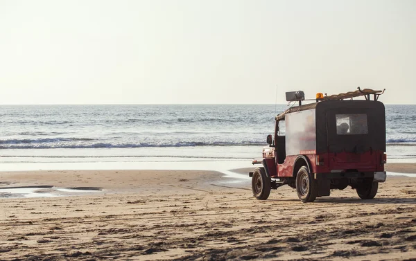 Redding auto op het strand — Stockfoto