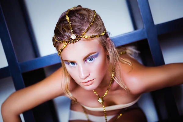 Schöne junge blonde Frau steht in der Nähe einer Mauer — Stockfoto