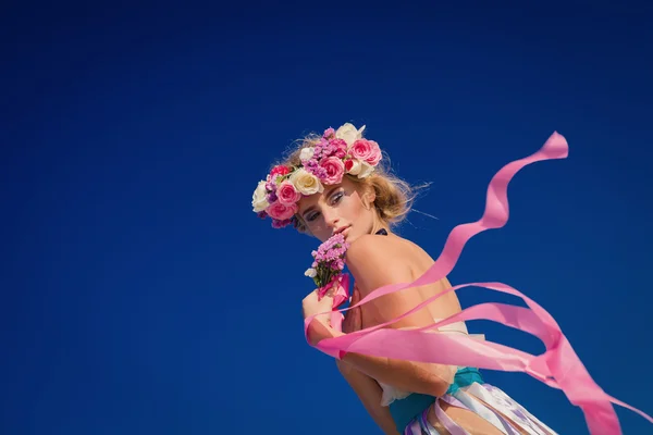 Jeune belle mariée blonde posant sur la plage — Photo