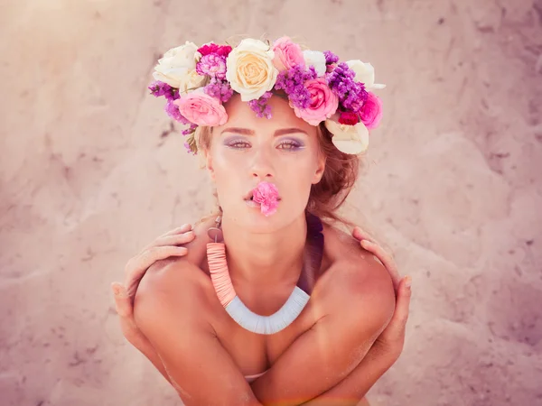 Giovane bella sposa bionda in posa sulla spiaggia Foto Stock