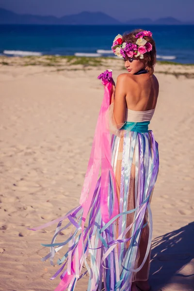 Una hermosa joven rubia posando en la playa — Foto de Stock