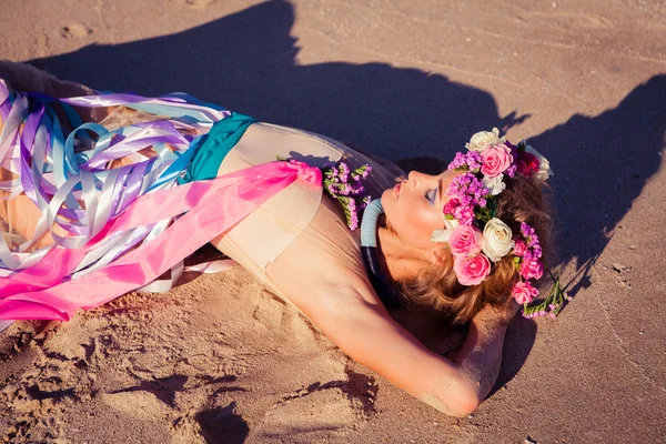 Una hermosa joven rubia posando en la playa — Foto de Stock