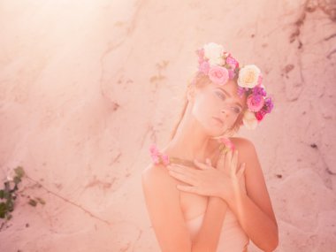 genç güzel sarışın poz