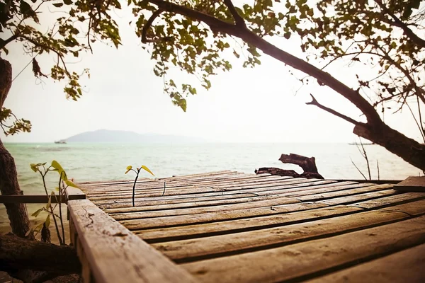 Paisagem aquática com cais de madeira em Koh Samui — Fotografia de Stock