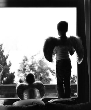 angel wings olan çocuk 