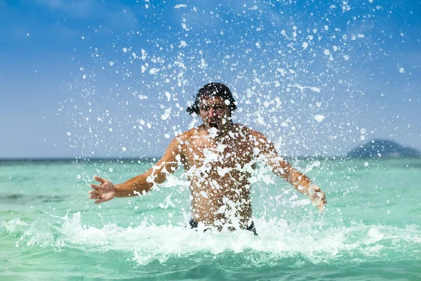 Ung sport kille simmar i turkost vatten — Stockfoto