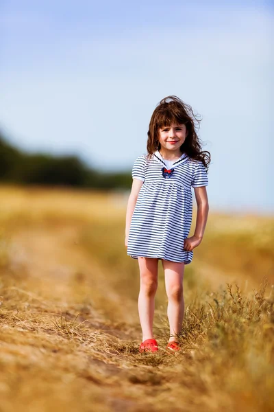 Niña en un vestido de rayas blancas negras — Foto de Stock