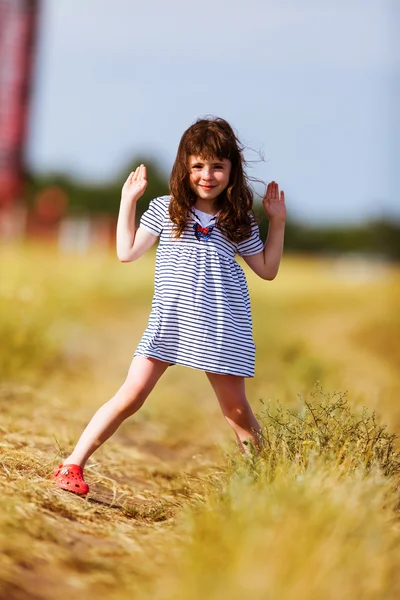 Kleines Mädchen in einem schwarz-weiß gestreiften Kleid — Stockfoto