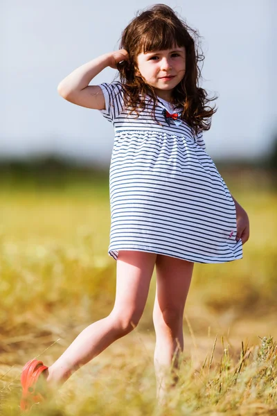 Μικρό κορίτσι σε ένα μαύρο λευκό ριγέ φόρεμα — Φωτογραφία Αρχείου