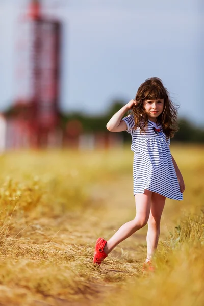 Маленькая девочка в черно-белом полосатом платье — стоковое фото