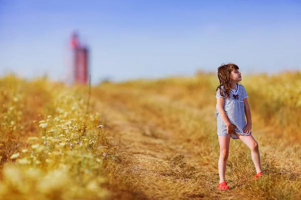 Bambina vestita a righe bianche nere — Foto Stock