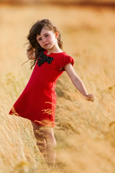 Holčička v červených šatech — Stock fotografie