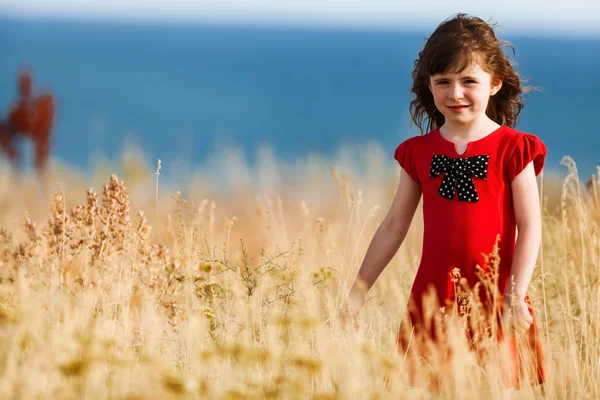 Bambina con un vestito rosso — Foto Stock