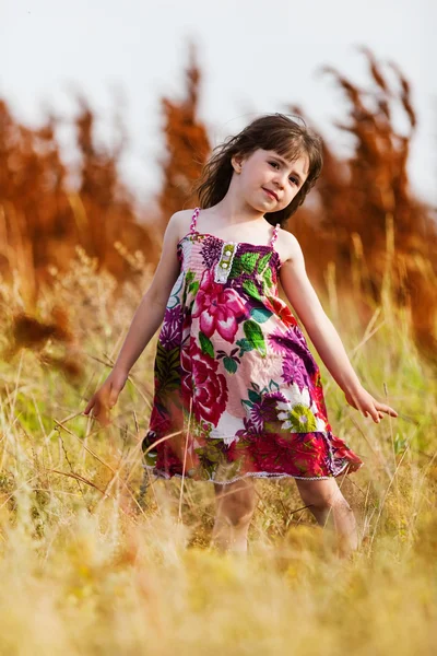 Mädchen in einem bunten Kleid — Stockfoto