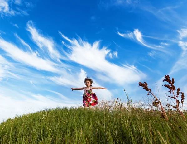 Pequena menina solitária — Fotografia de Stock