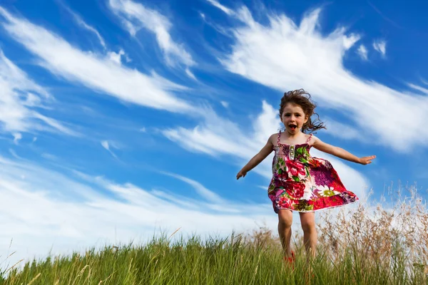 Ein Mädchen in einem geblümten Kleid — Stockfoto