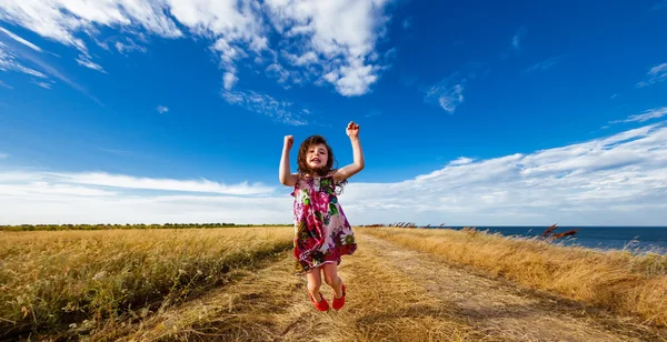 Menina em um vestido colorido — Fotografia de Stock