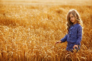 küçük altın saçlı kız