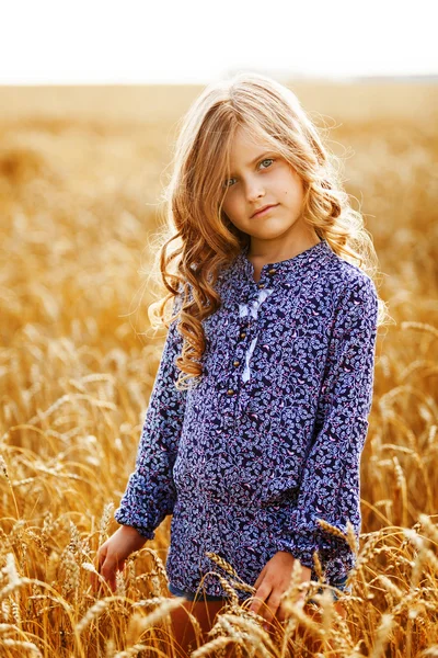 Маленькая золотистая девочка — стоковое фото