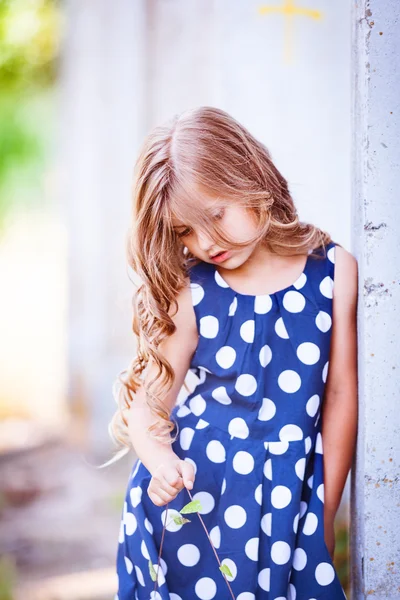 Pequena menina de cabelos dourados — Fotografia de Stock