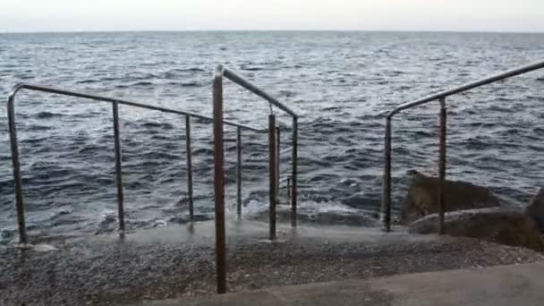 Vague de mer empiète sur une vieille pierre — Video