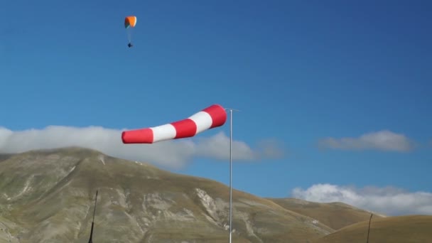 Em montanhas da Itália manga de vento e parapente — Vídeo de Stock