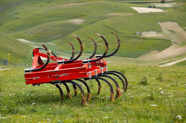 Обладнання. Castelluccio. Косарки, сільського господарства. Умбрія, Італія — стокове фото