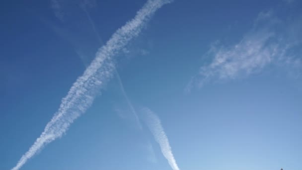 Vacker himmel på gyllene timmen på Adriatiska kusten i Italien. Molnigt. — Stockvideo